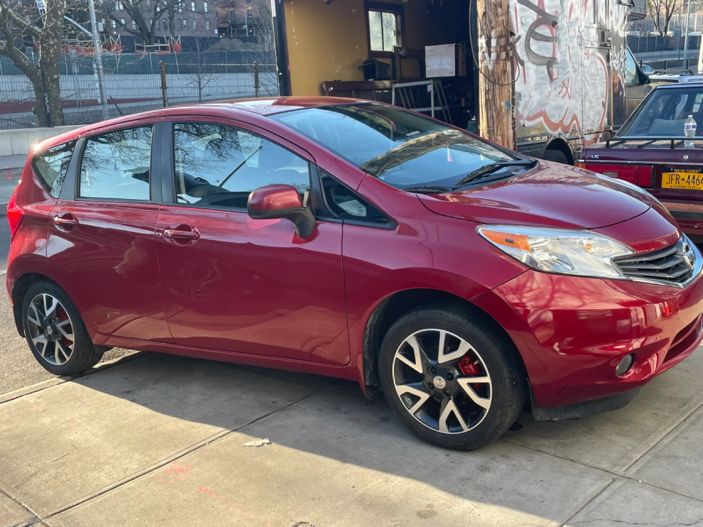Clean title 2015 Red Nissan Versa note SL - photo 2