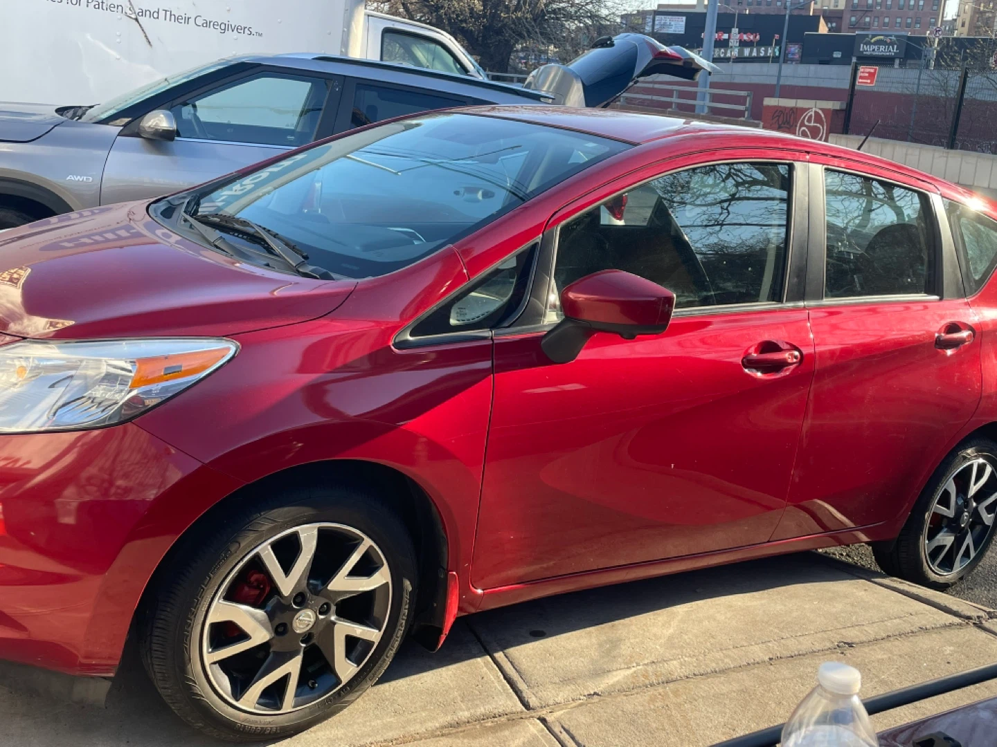 Clean title 2015 Red Nissan Versa note SL - photo 3