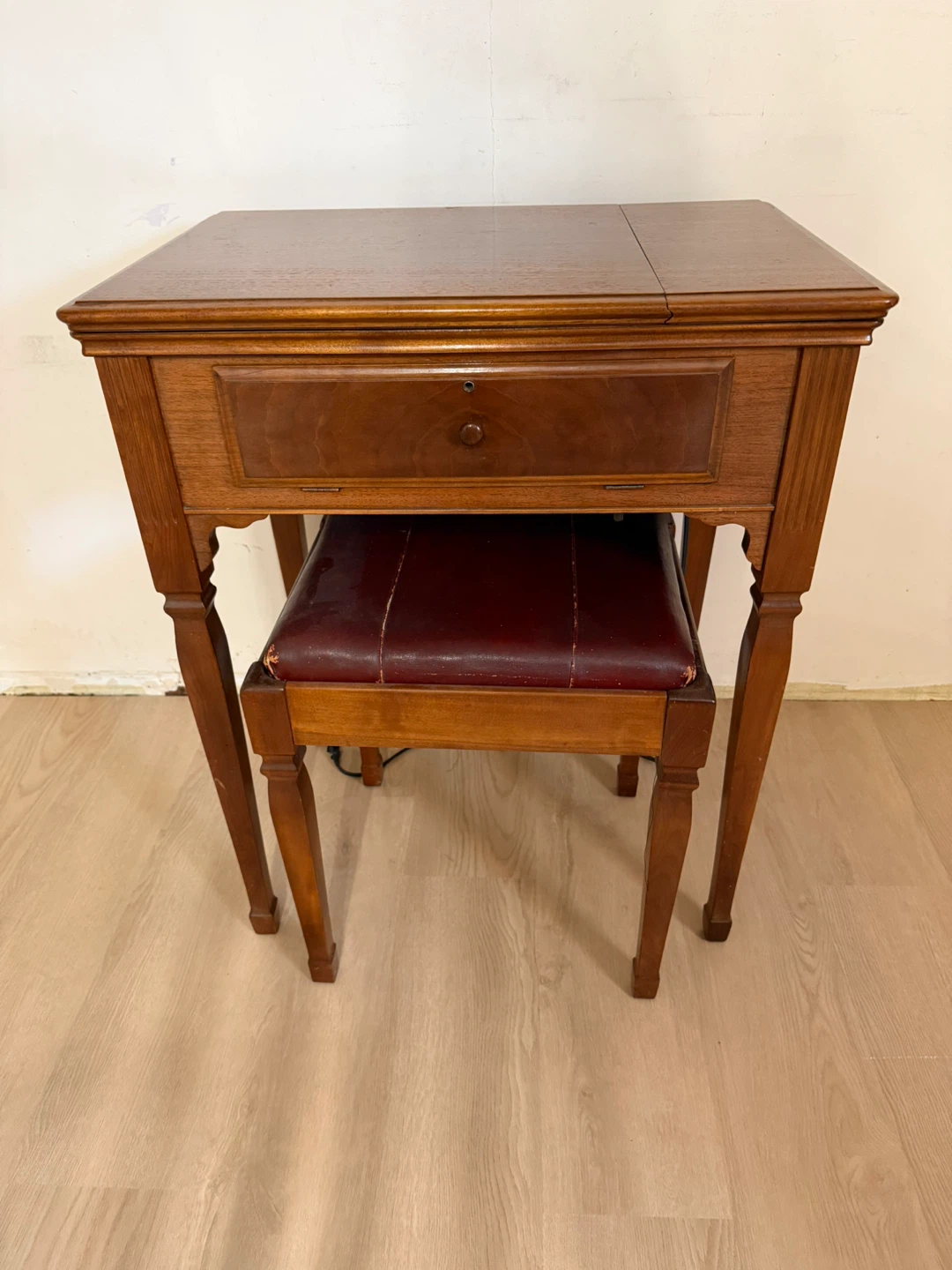 Universal Sewing Machine with Table and Stool - photo 4
