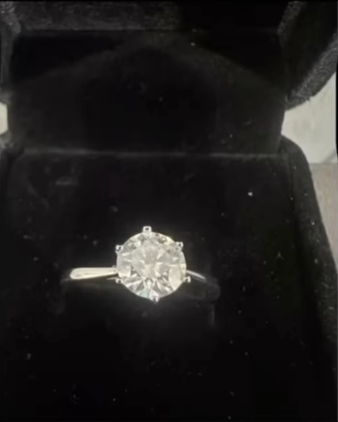 VVS1 Moissanite Engagement Ring - photo 4