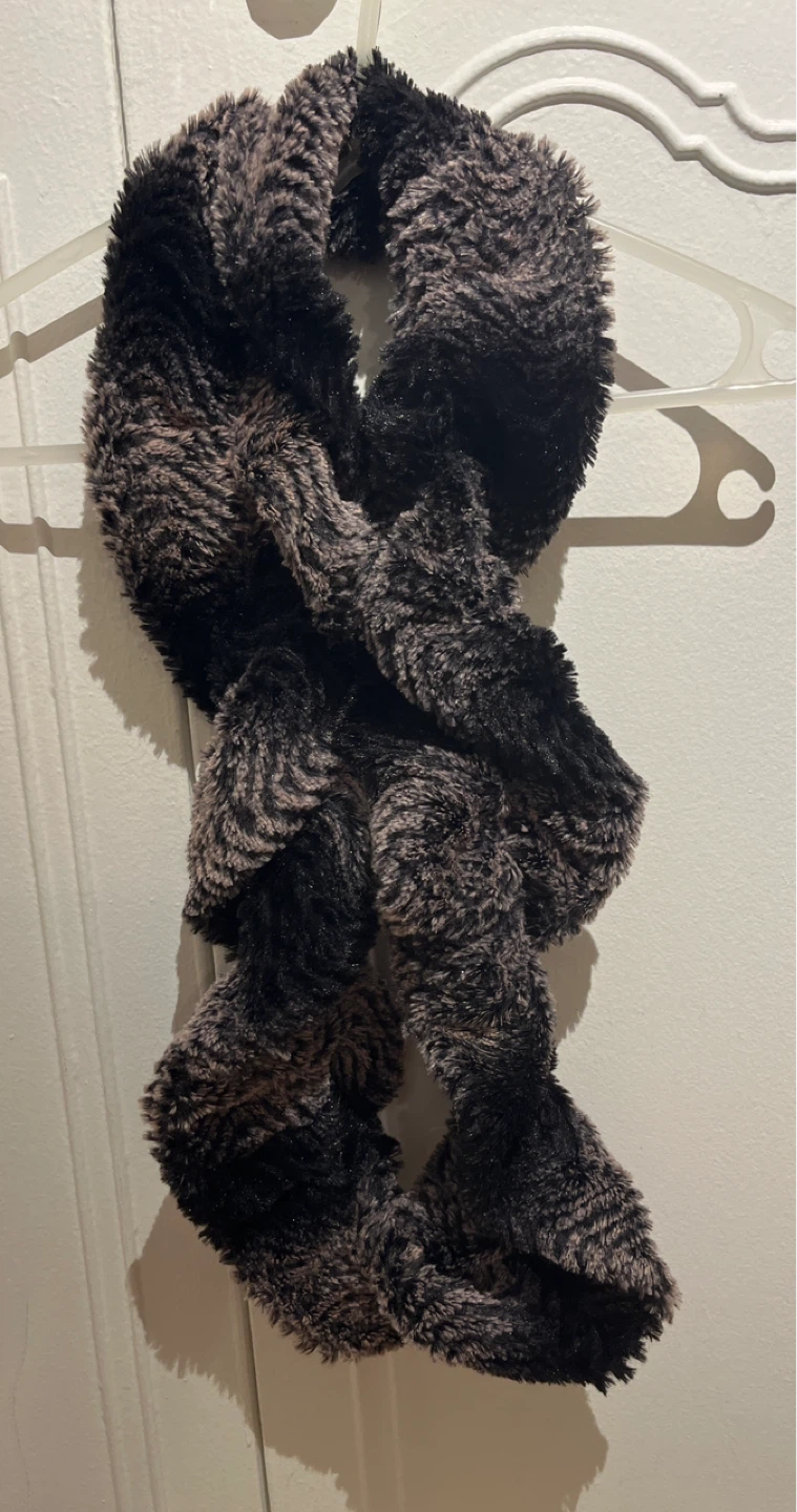 Faux Fur Infinity Scarf - photo 2