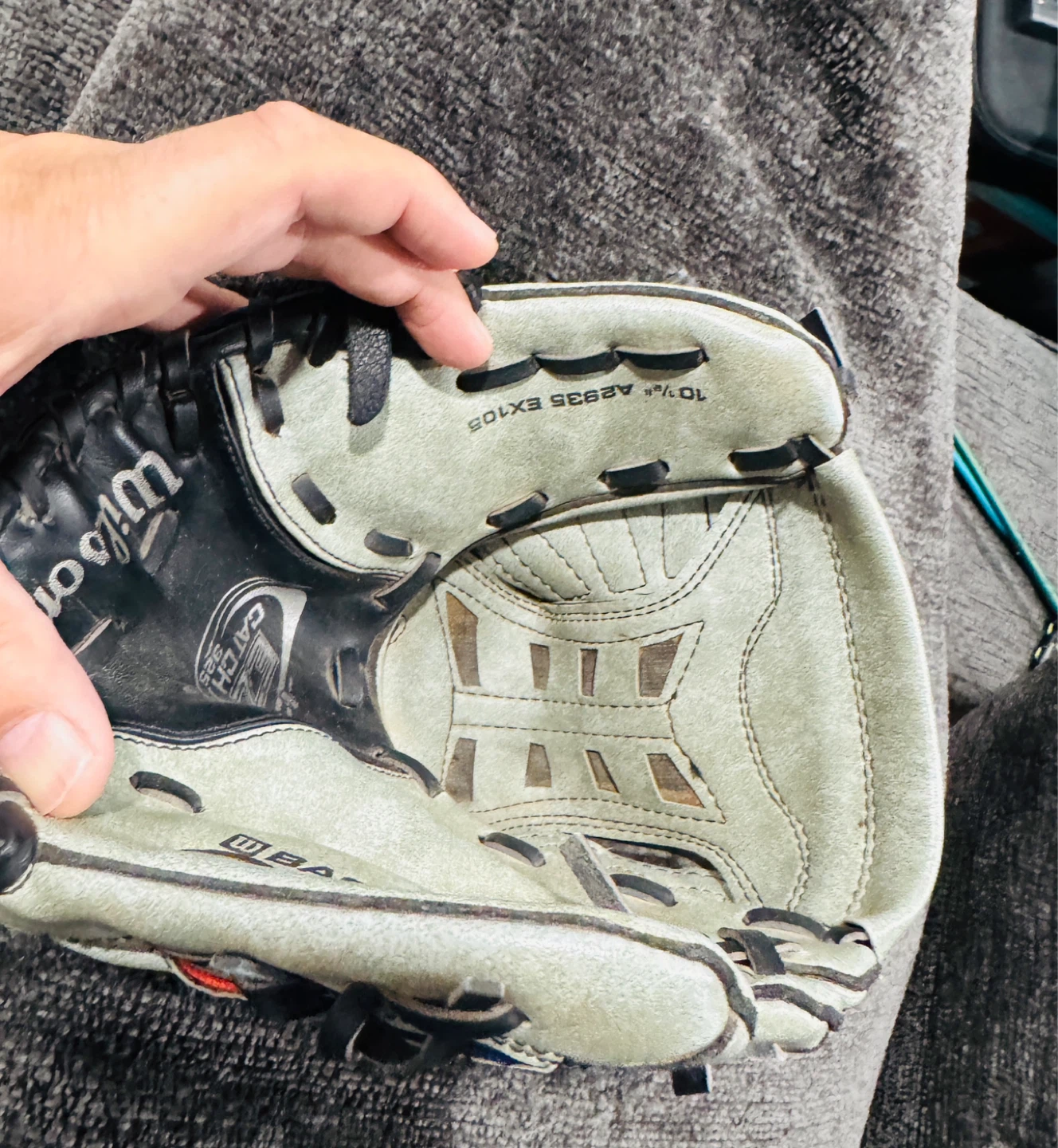 Wilson Baseball Glove 10 1/2" - photo 2