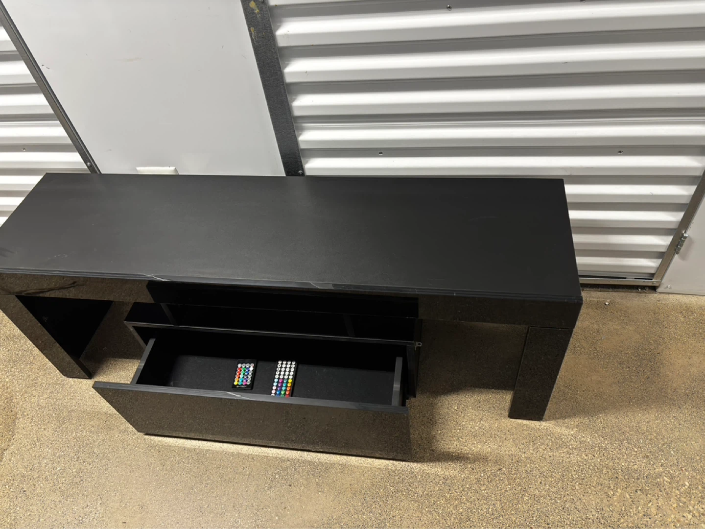 Mesa para TV Negra Minimalista - Excelente Estado