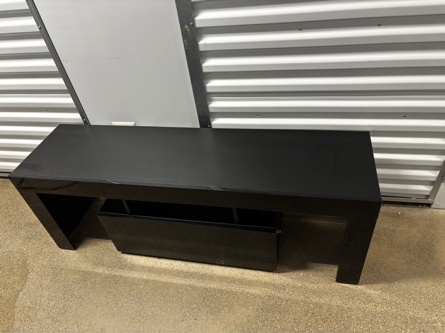 Mesa para TV Negra Minimalista - Excelente Estado - photo 2