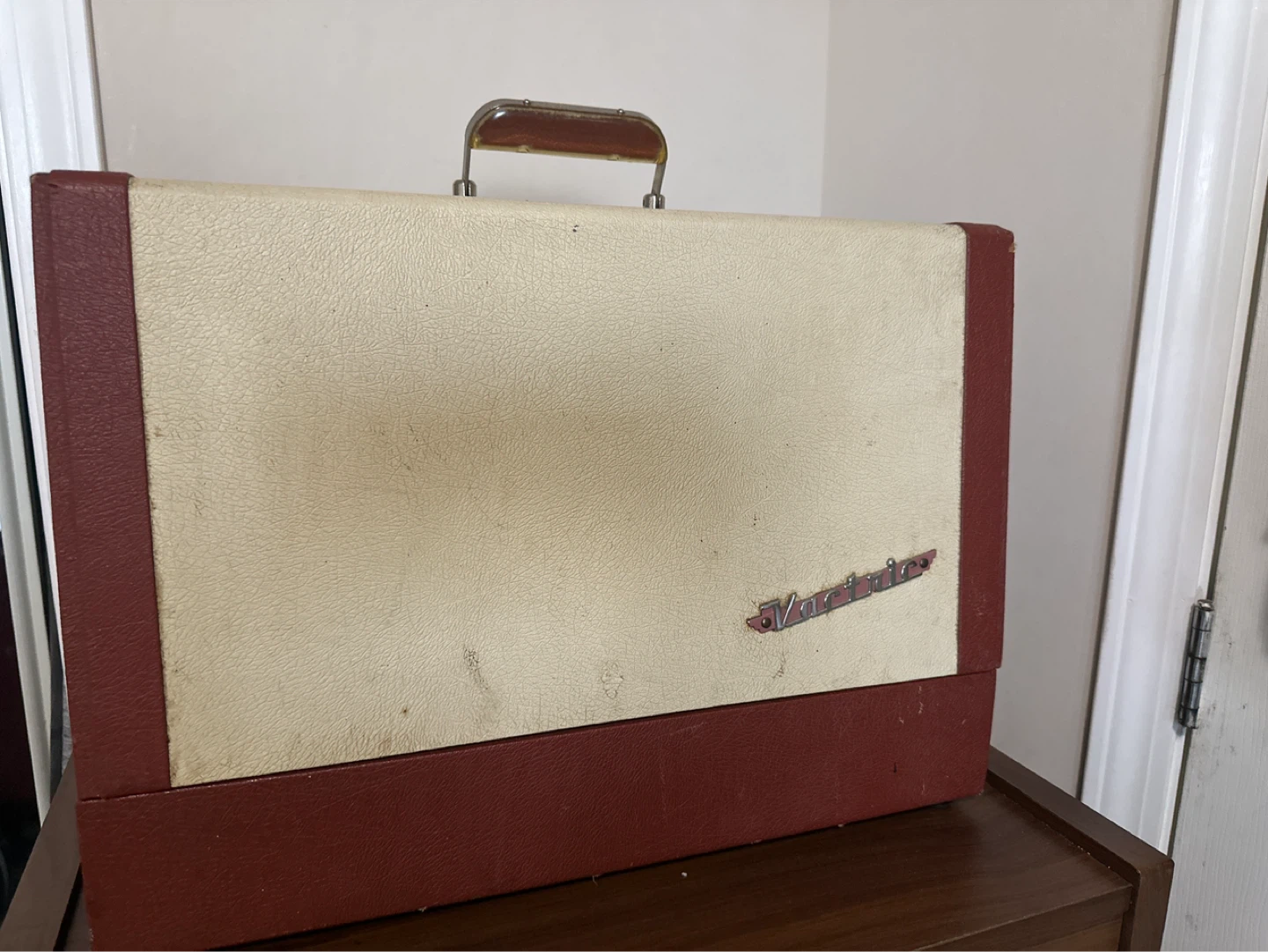 Vintage White & Beige Sewing Machine - photo 2