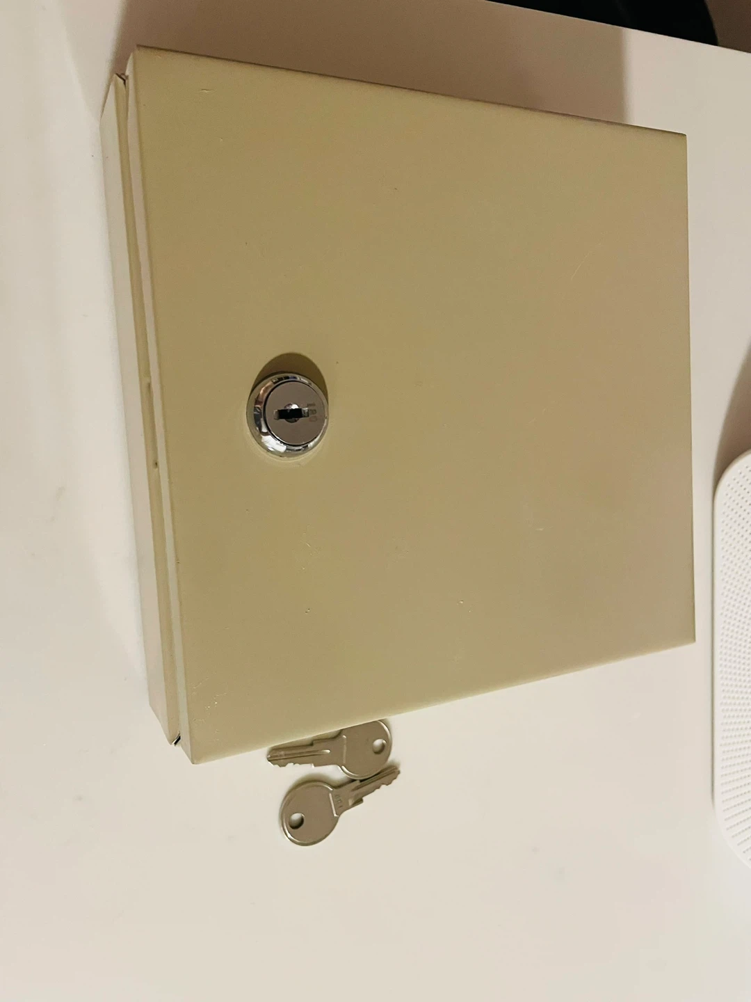 Money safe with 2 keys