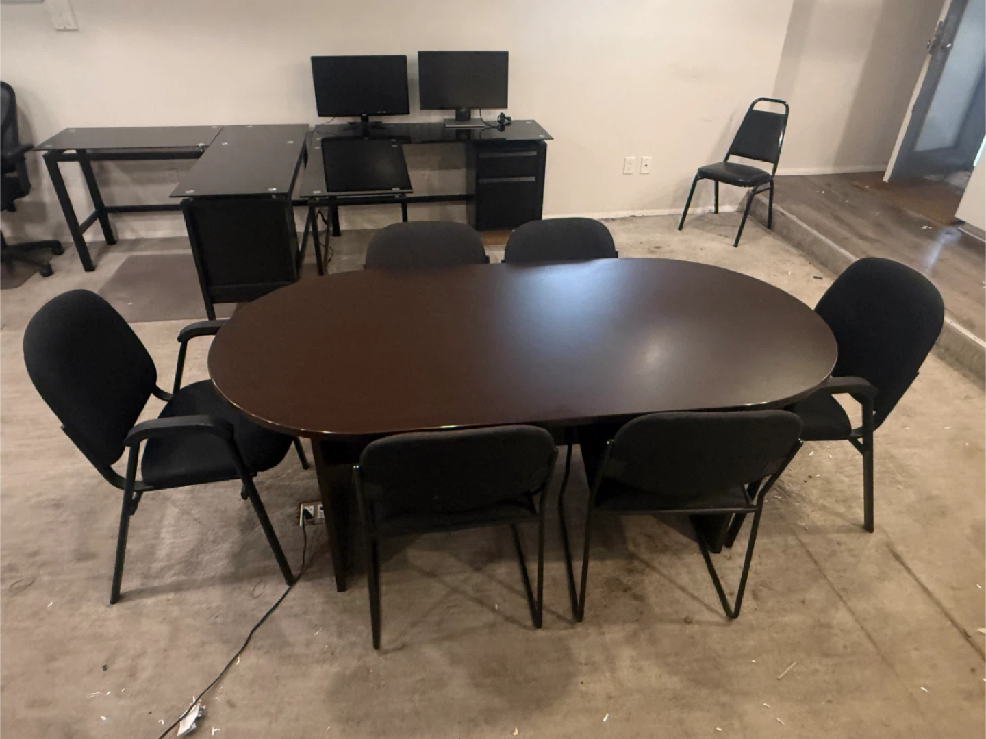 Office Table with 6 Chairs - photo 2