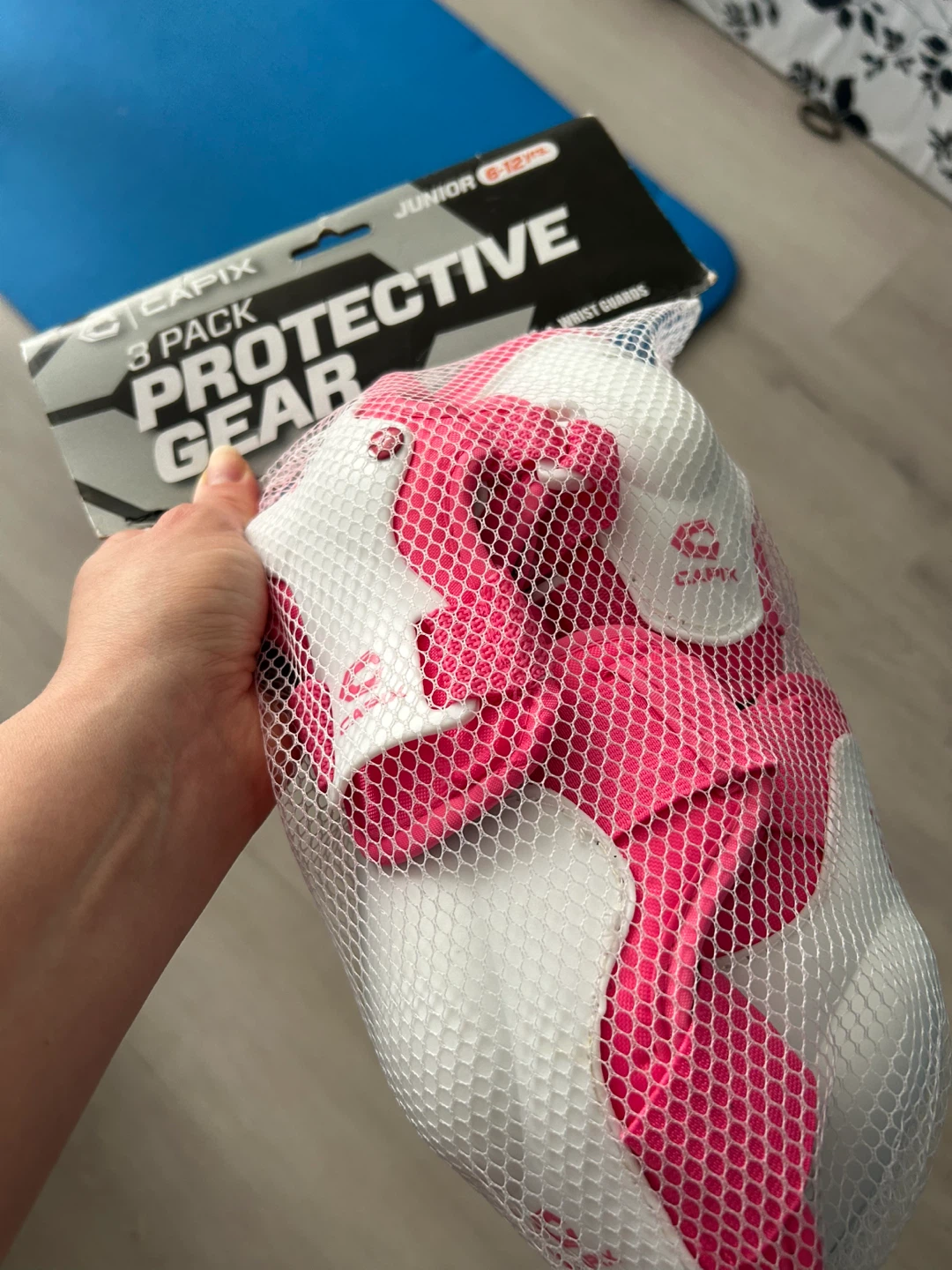 3-piece set: knee pads, elbow pads, wrist guards. 6–12 years - photo 2