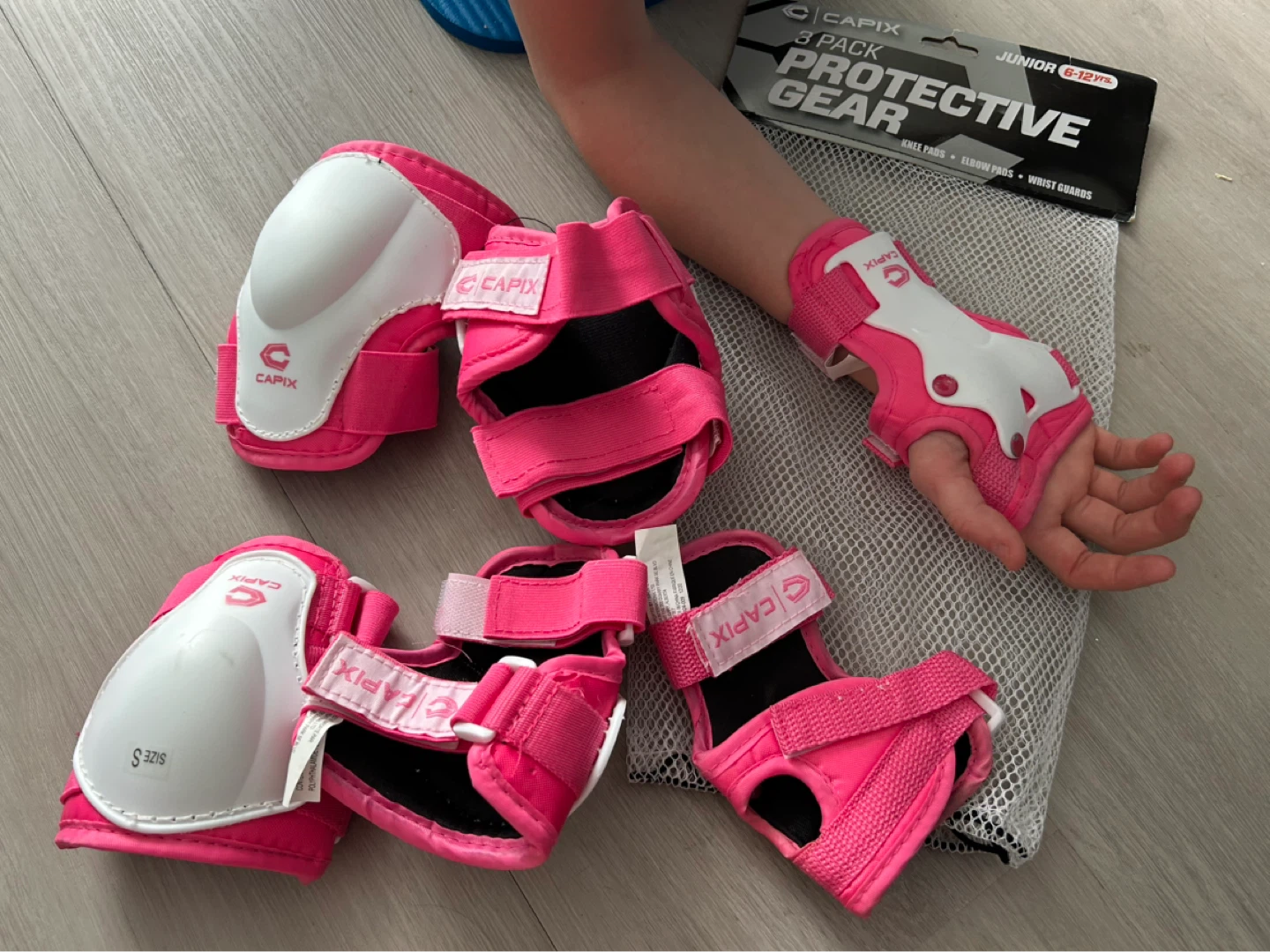 3-piece set: knee pads, elbow pads, wrist guards. 6–12 years