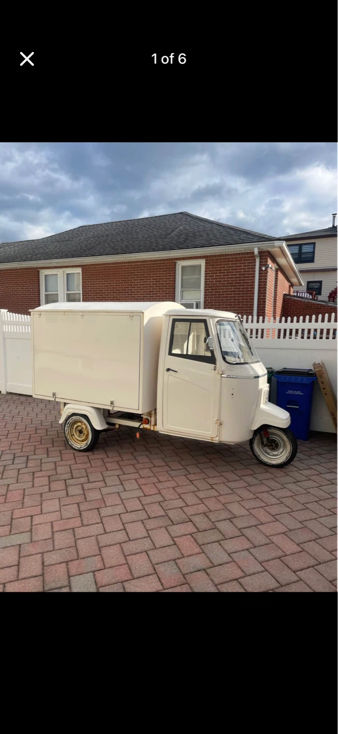 White Three-Wheeled Cargo Vehicle with Refrigeration