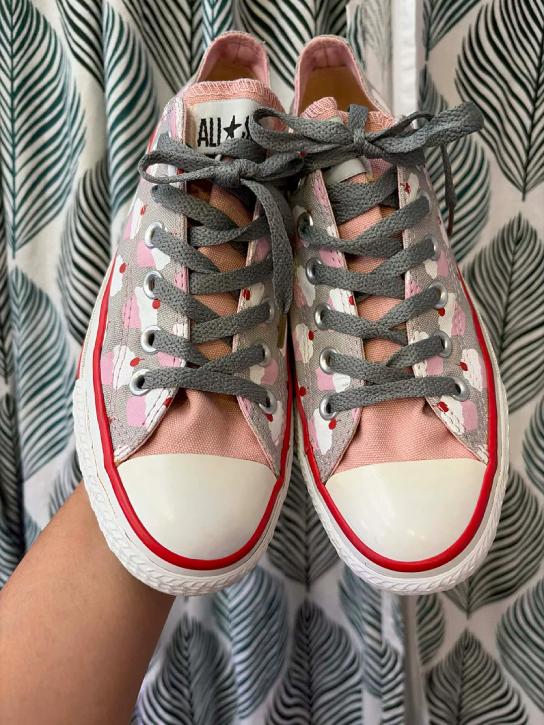Converse shoes wo’s 7 mens 5