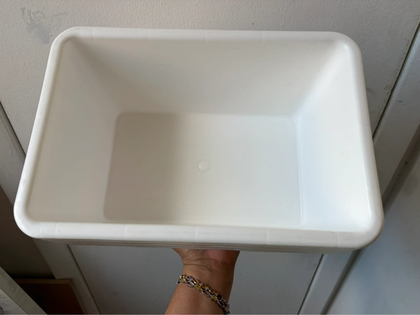 6 plastic bins - photo 2