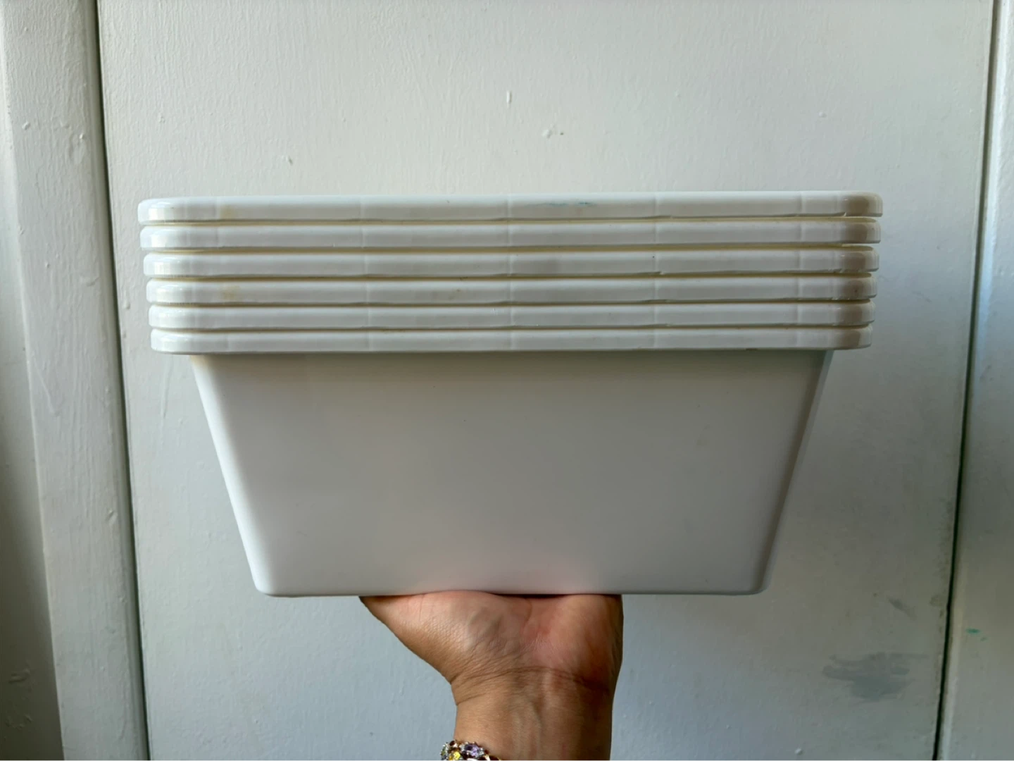 6 plastic bins