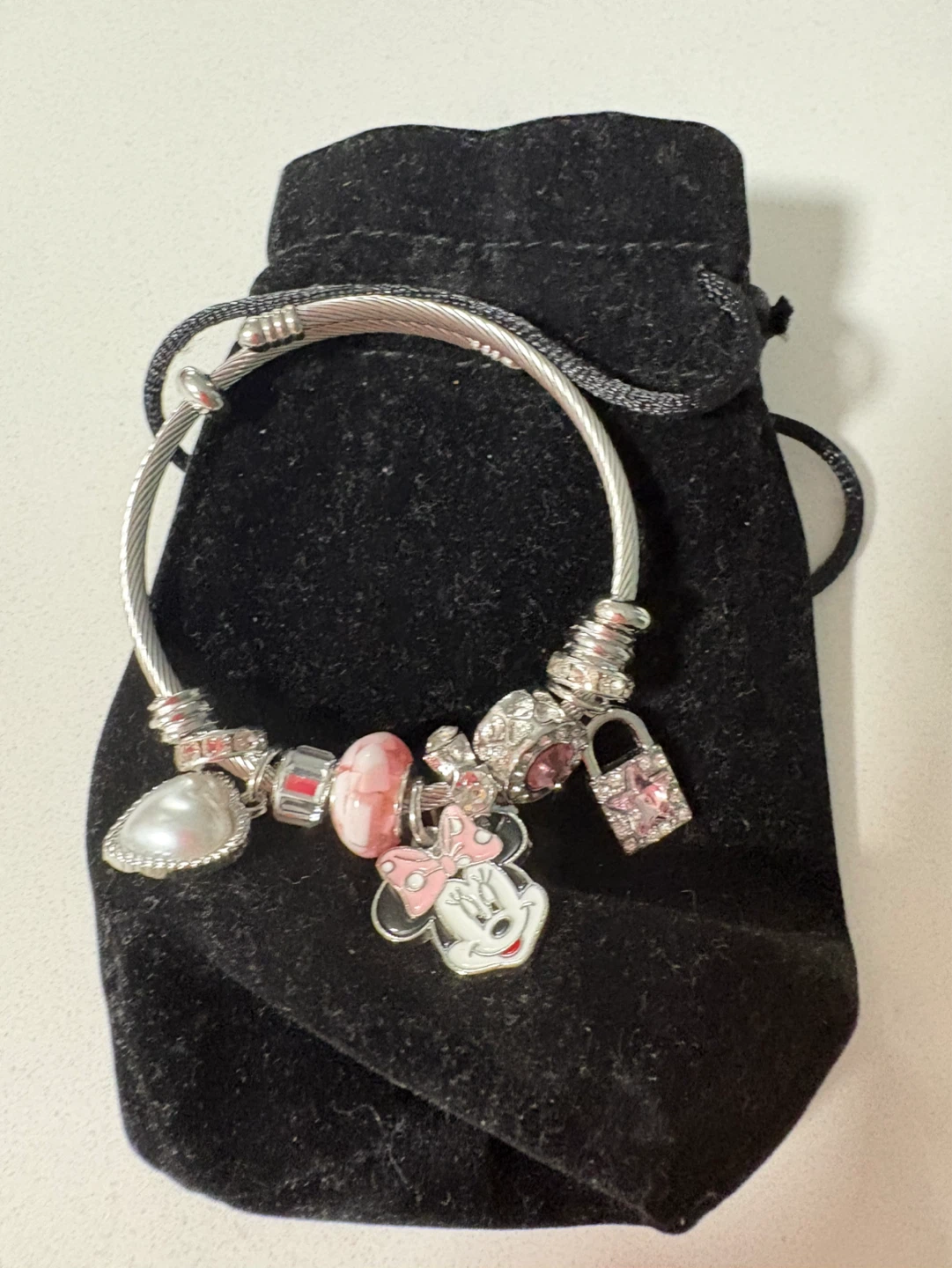 Bracelet à breloques Minnie Mouse rose et argent