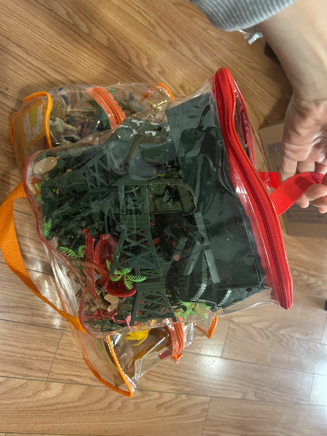 Animal Planet Mega Dino Bag and Soldier Set - photo 3