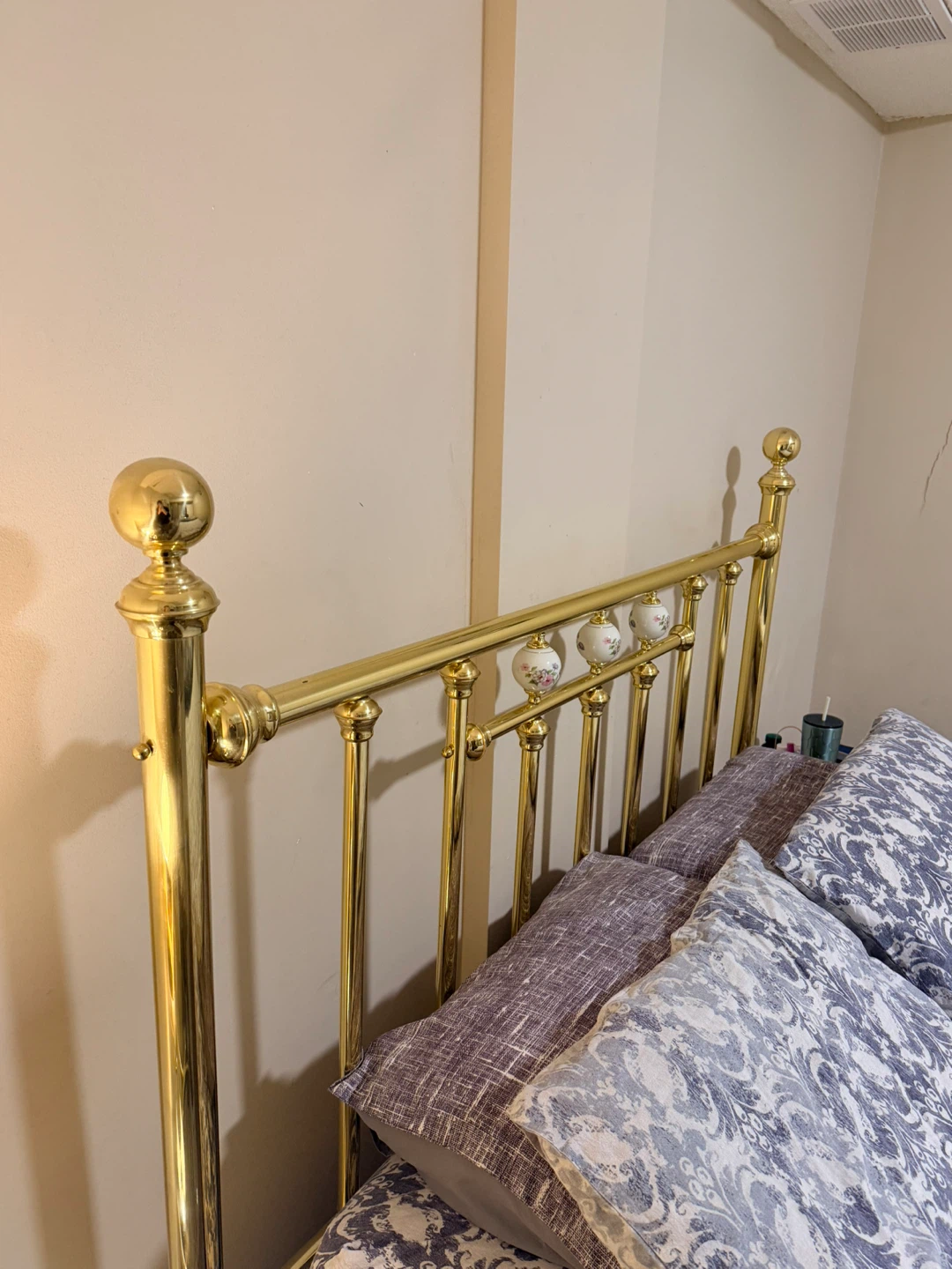 Queen size bed frame and nightstands - photo 3