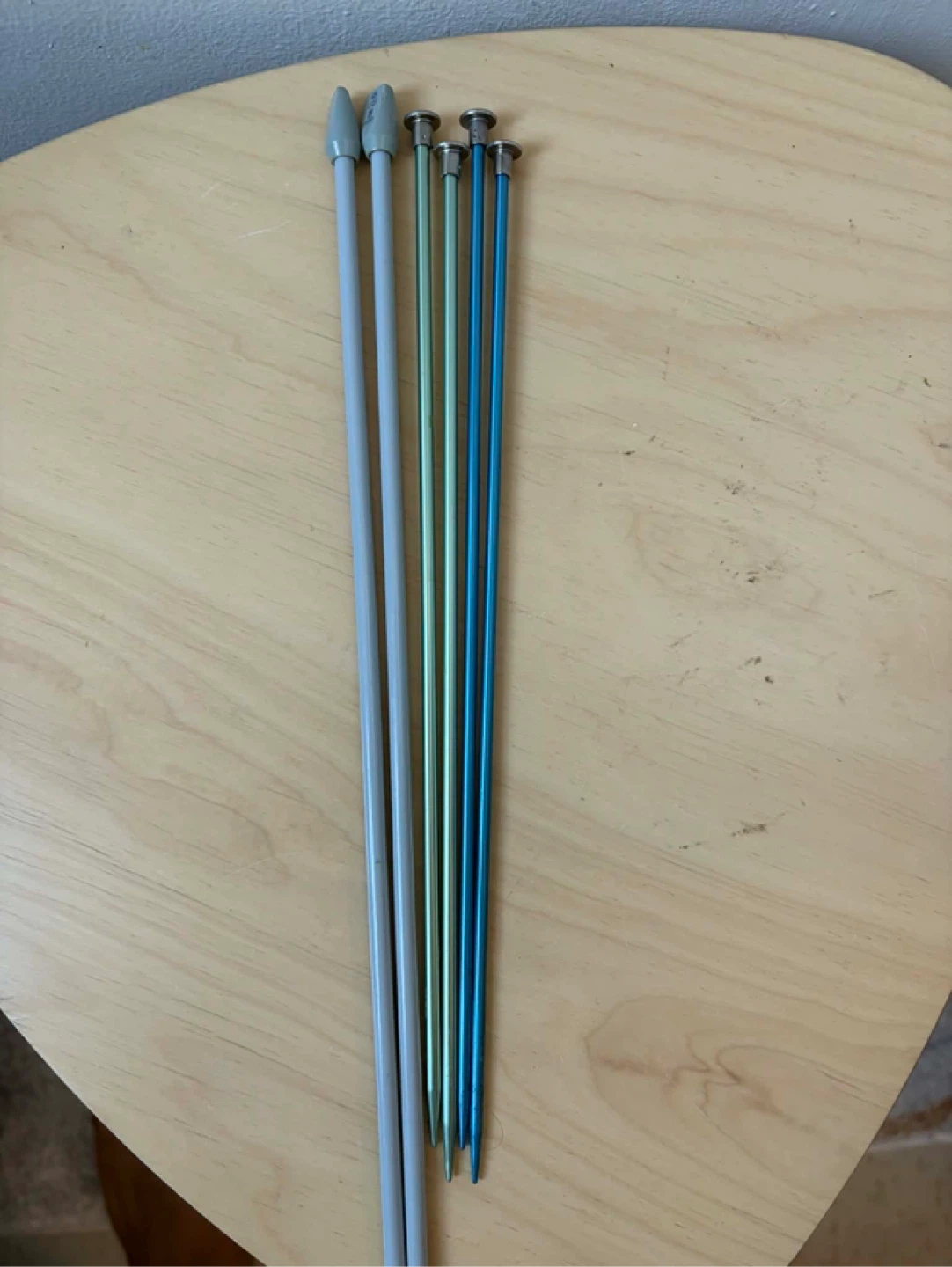 3 pairs of knitting needles