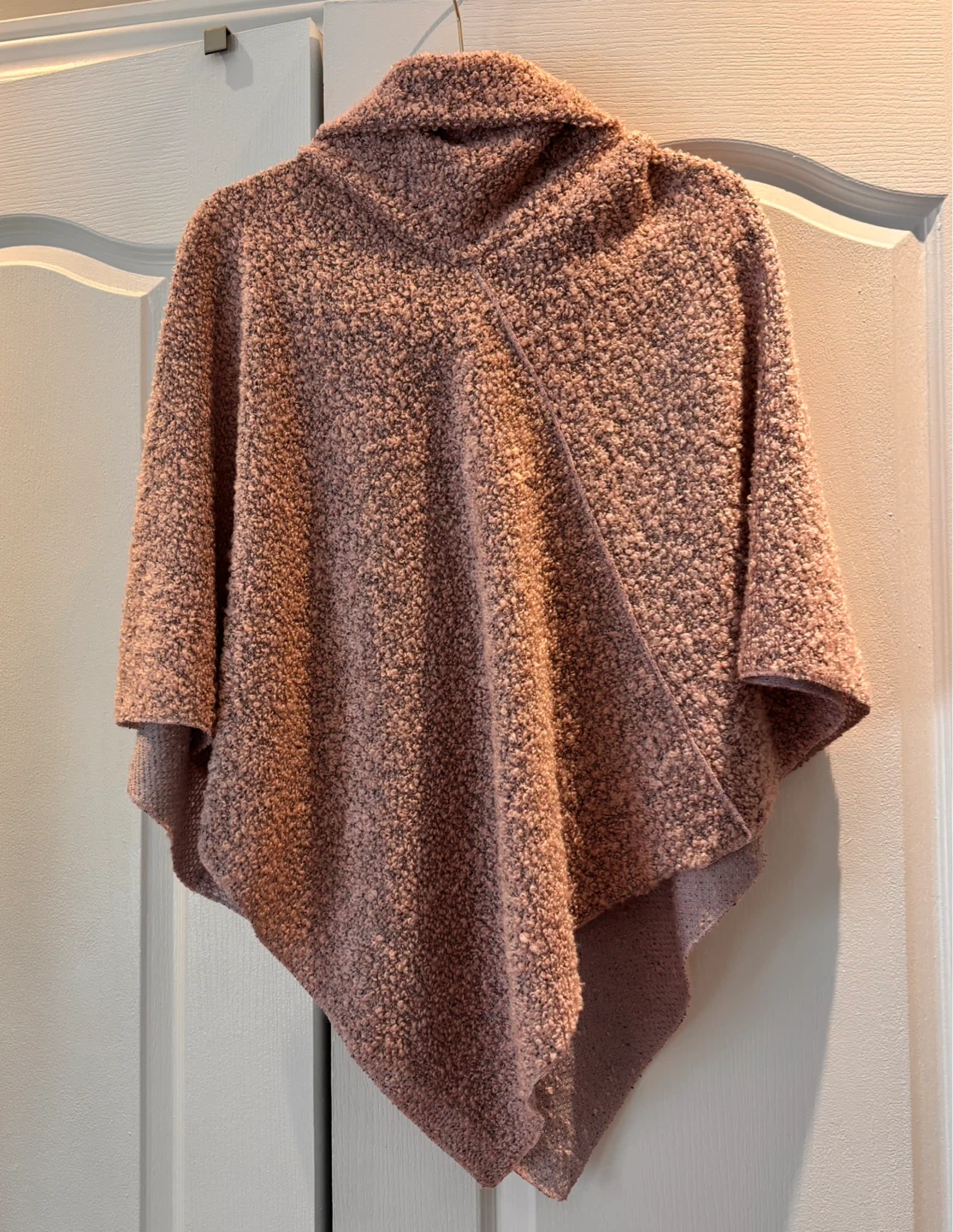 Cozy boucle poncho/sweater dusty rose - photo 2