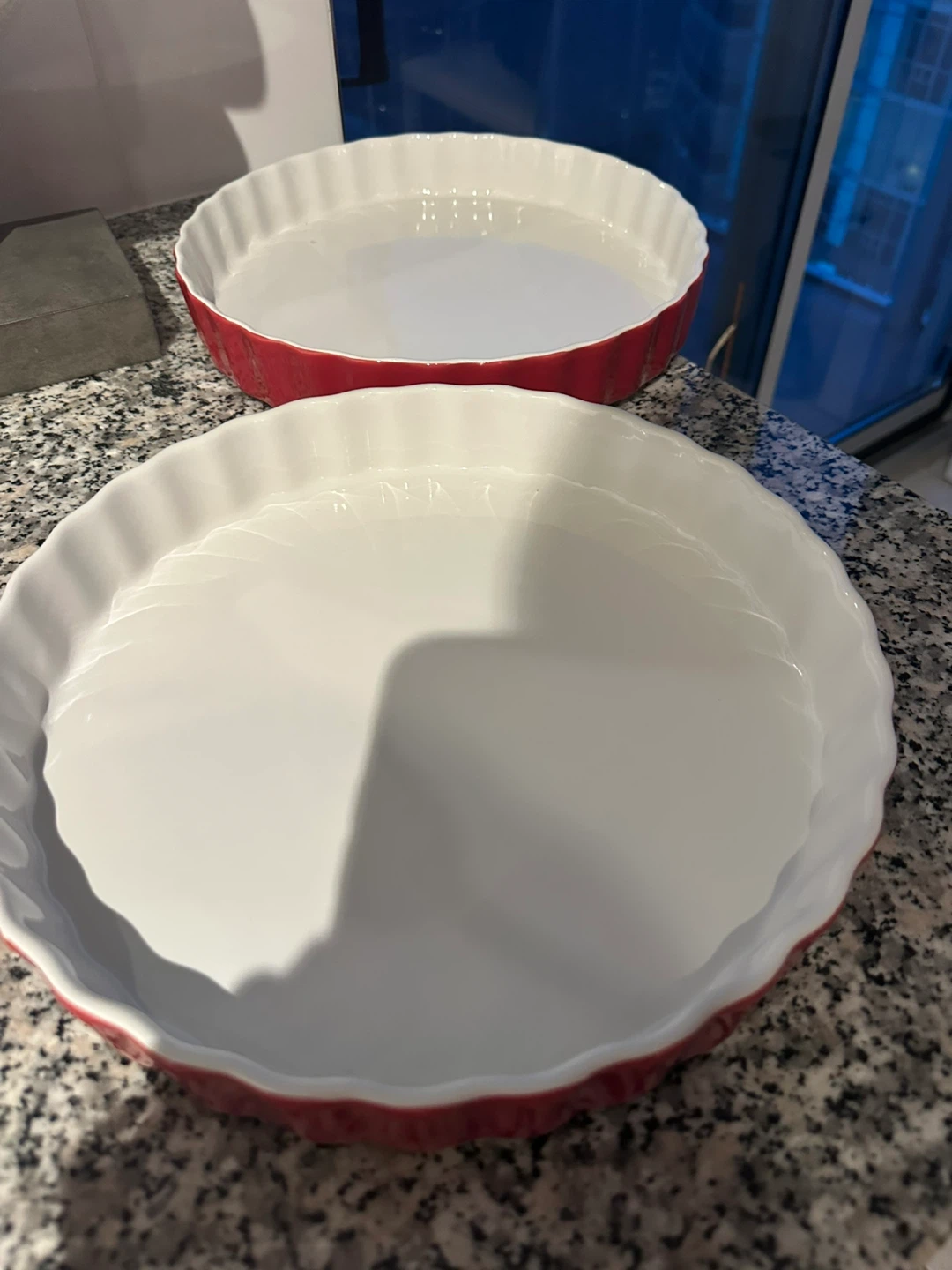 Set of 2 Red and White Ceramic Pie Plates - photo 3
