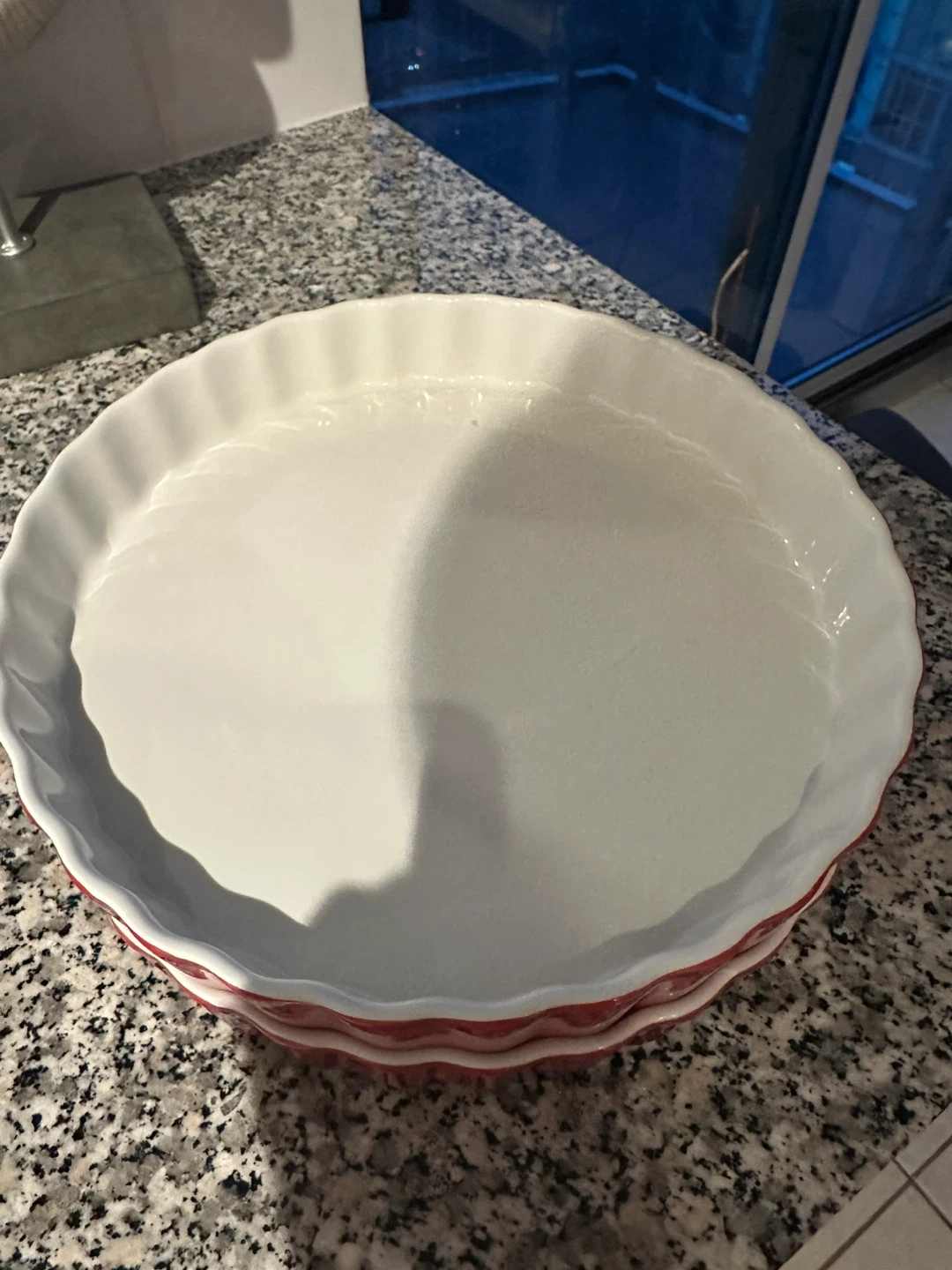 Set of 2 Red and White Ceramic Pie Plates - photo 2