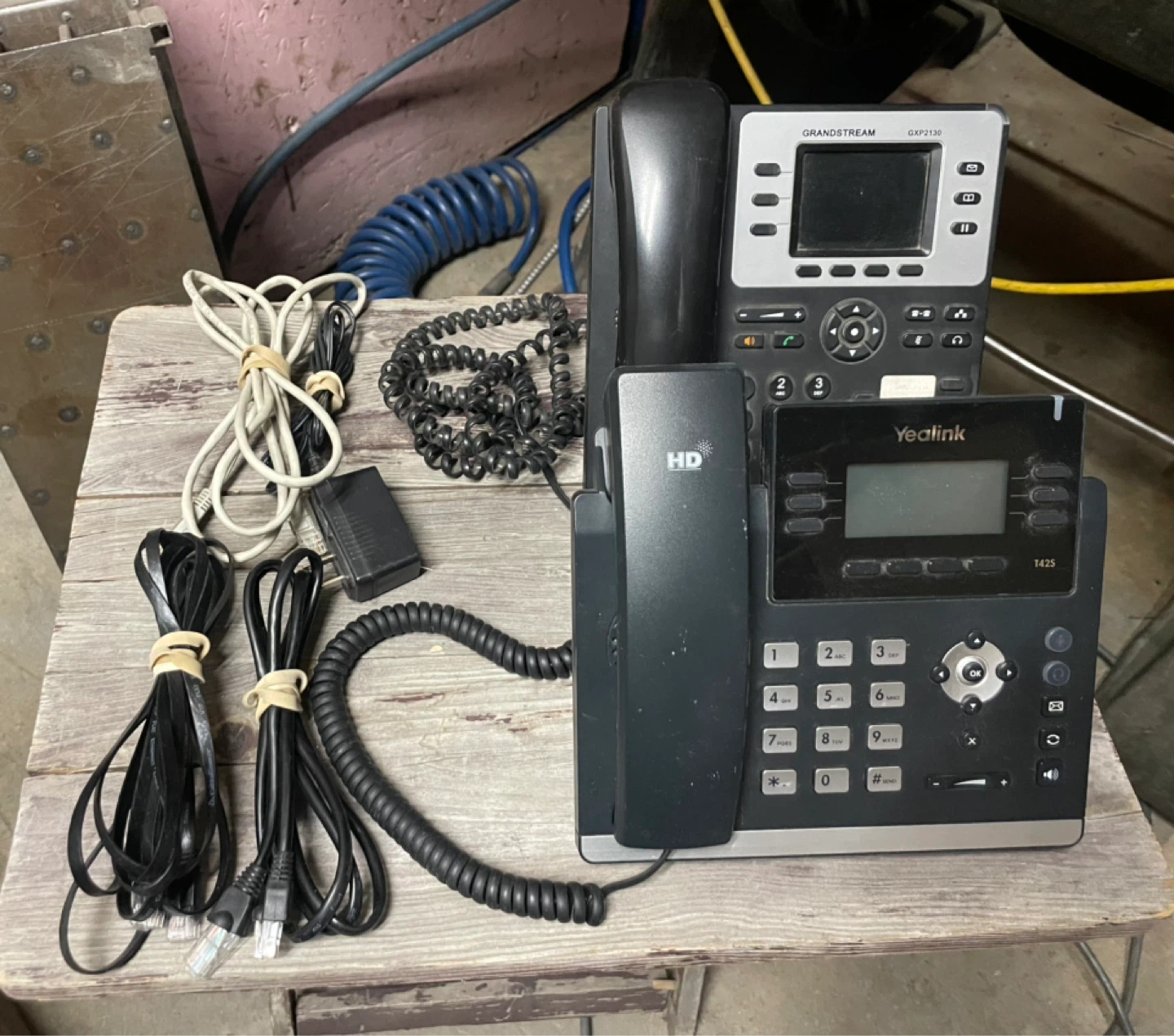 Grandstream GXP2130 & Yealink T42S IP Phones