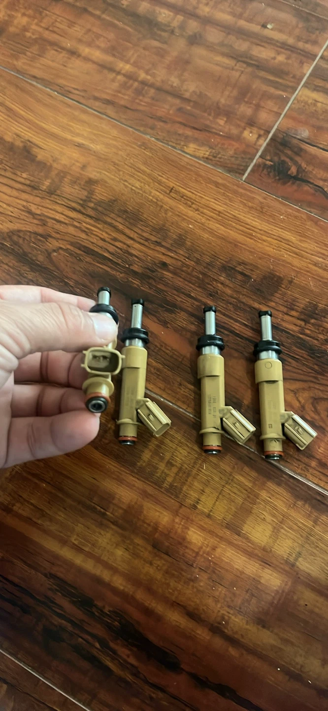 Set of 4 Fuel Injectors Toyota Corolla 1.8 engine - photo 2