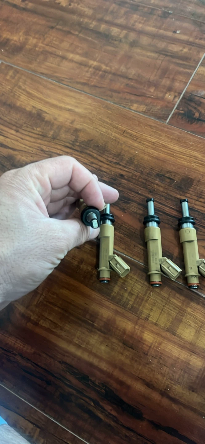 Set of 4 Fuel Injectors Toyota Corolla 1.8 engine - photo 3