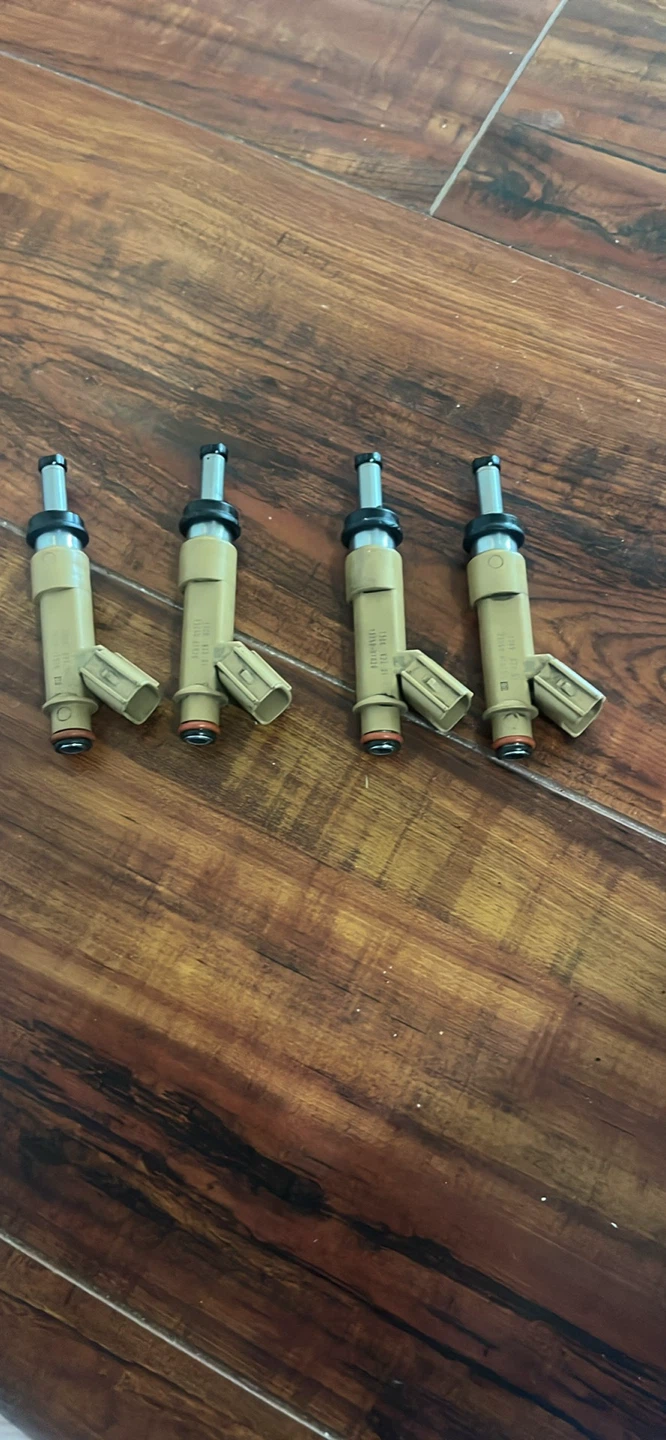 Set of 4 Fuel Injectors Toyota Corolla 1.8 engine - photo 4