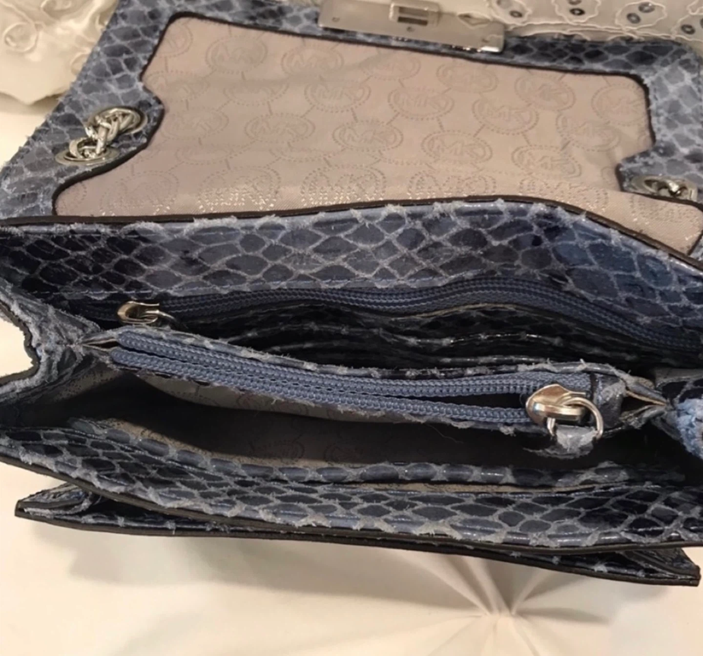Sac bandoulière Michael Kors bleu serpent clouté - photo 3