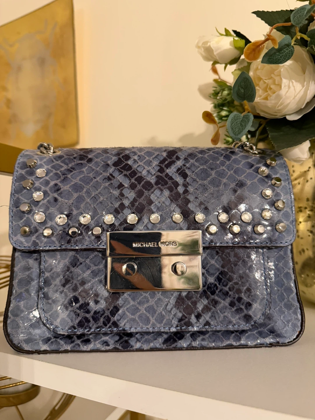Sac bandoulière Michael Kors bleu serpent clouté - photo 5