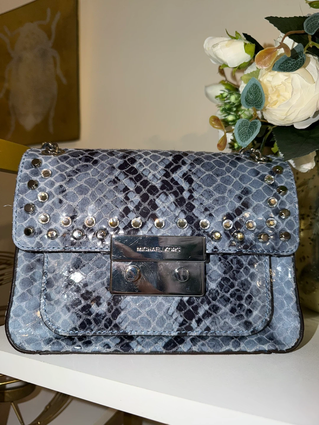 Sac bandoulière Michael Kors bleu serpent clouté - photo 4