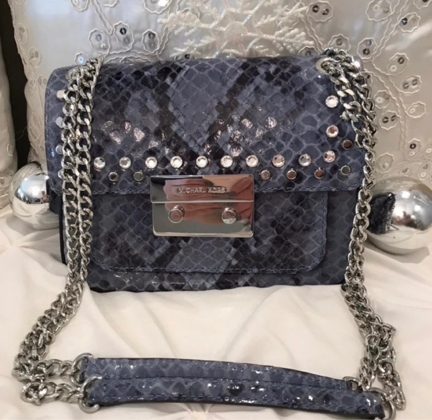 Sac bandoulière Michael Kors bleu serpent clouté