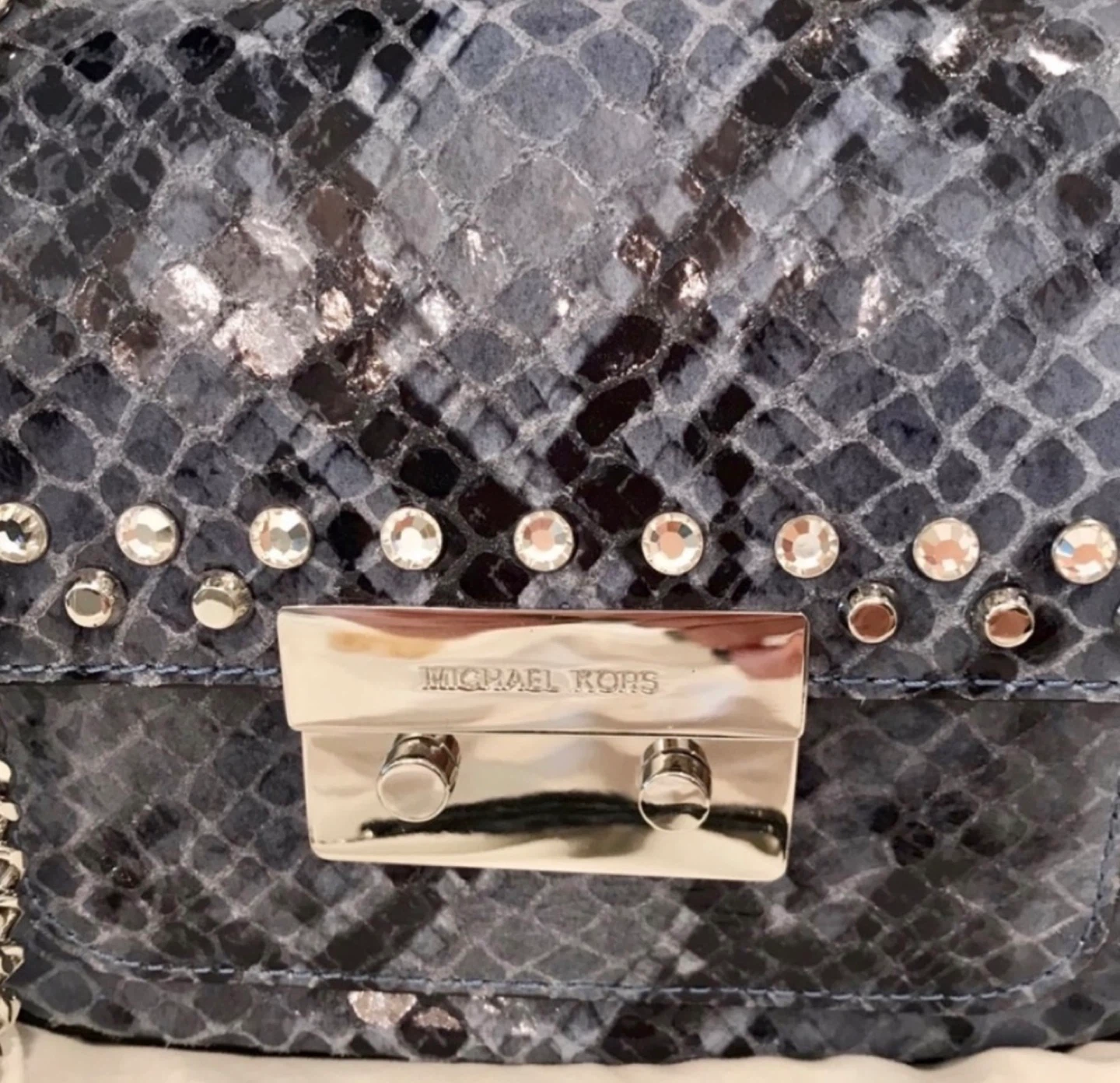 Sac bandoulière Michael Kors bleu serpent clouté - photo 2