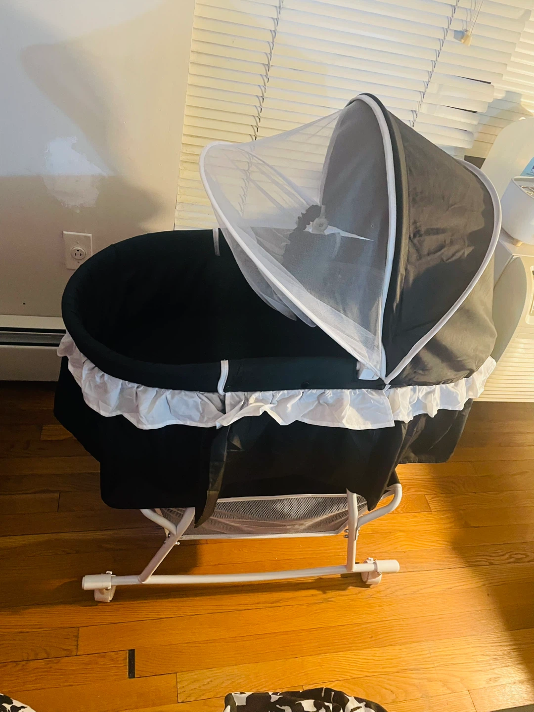 Black Bassinet with Mosquito Net - photo 3