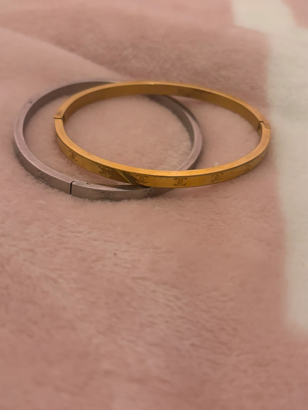 Set of 2 Bracelets - Gold and Silver Tone