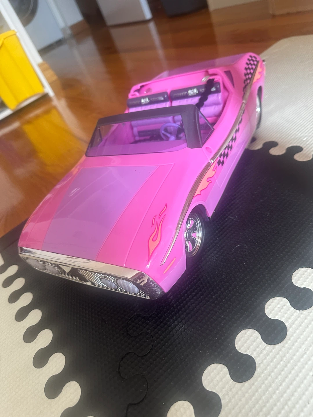 LOL Surprise Doll - car and accessories