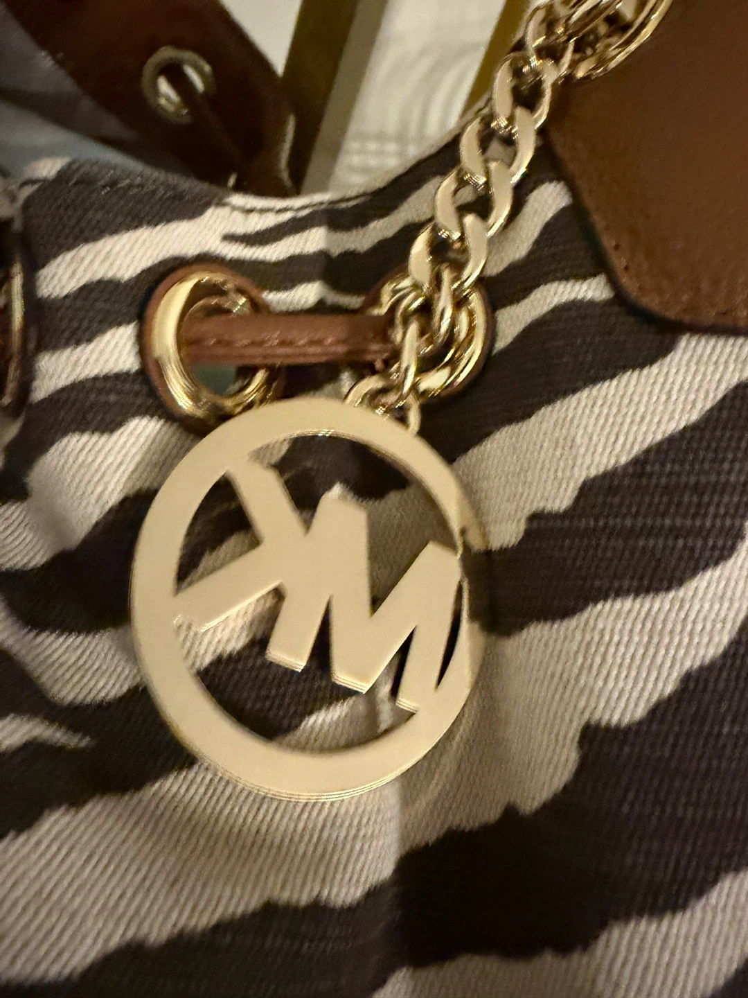 Sac à main Michael Kors zébré en toile et cuir marron - photo 2