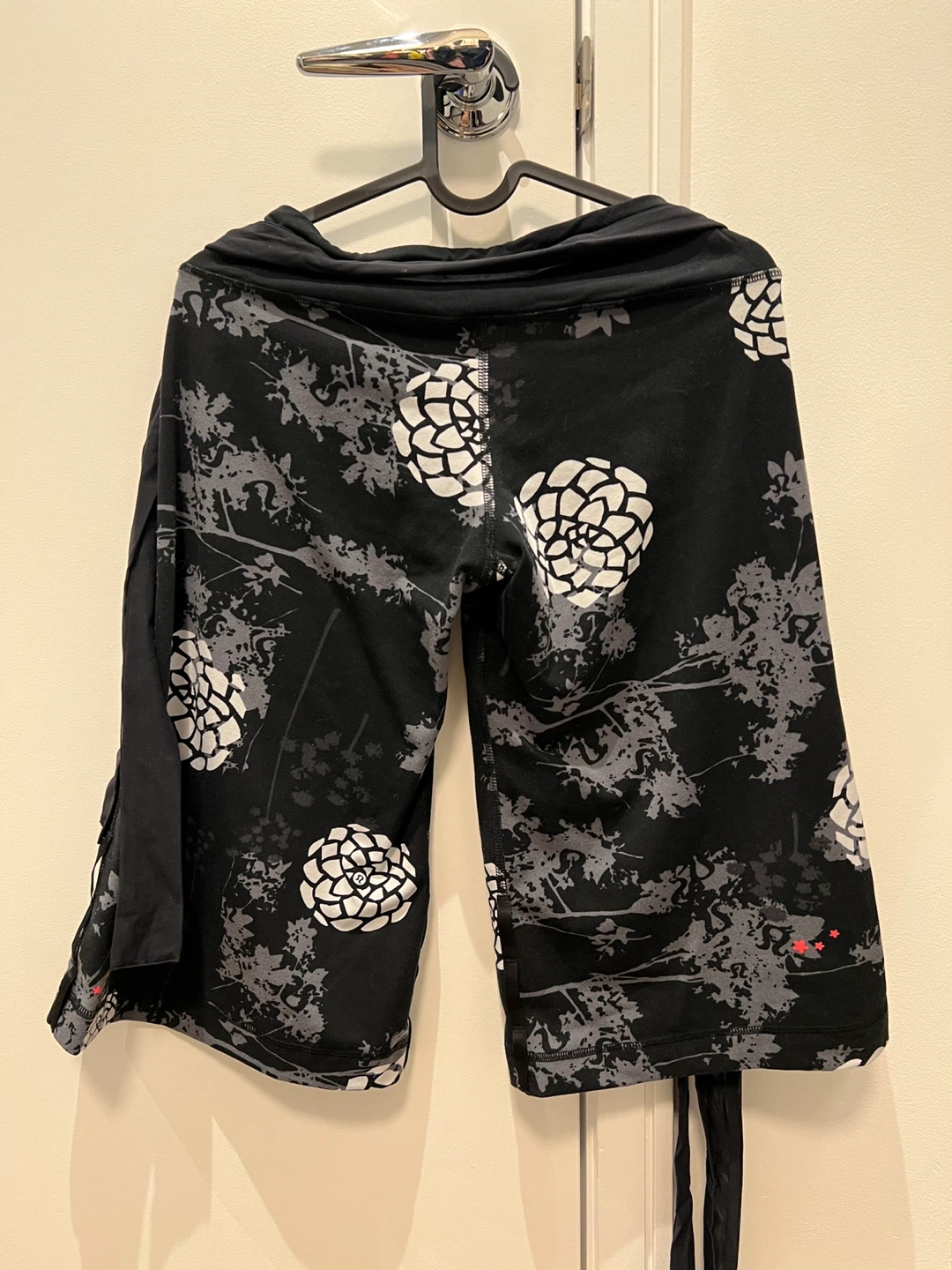 Lululemon Black floral capri pants with wrap tie- size4 - photo 2