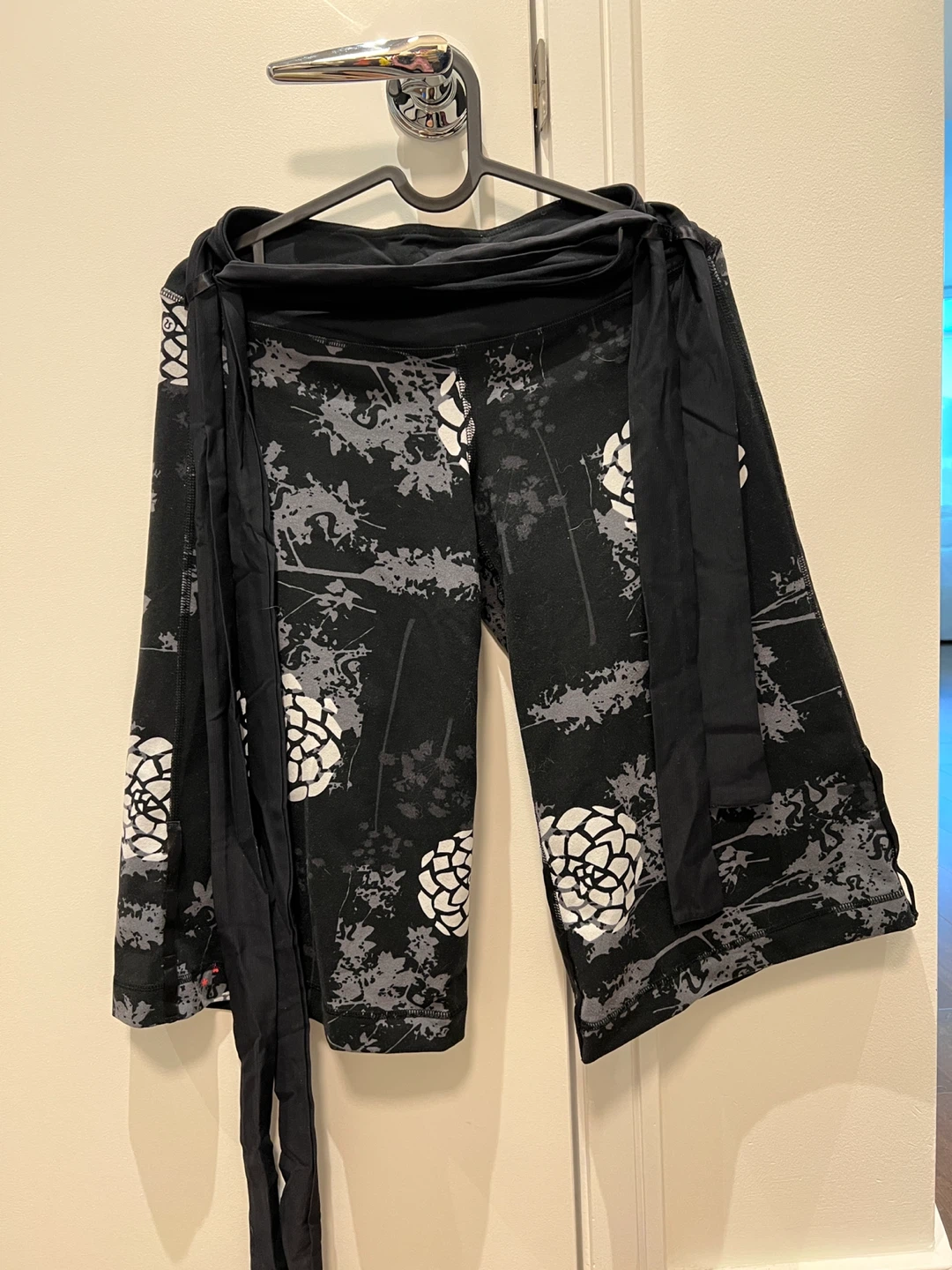 Lululemon Black floral capri pants with wrap tie- size4