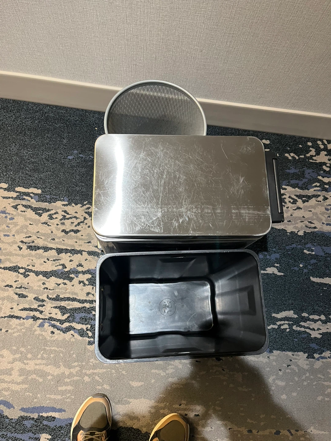 Set of 3 Trash Cans: Stainless Steel Step Can & 2 Plastic Bins - photo 4