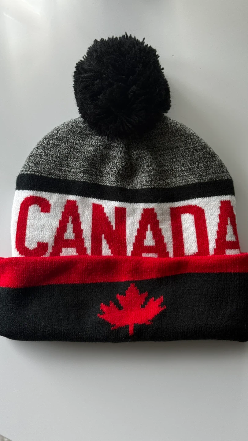 Canada Pom Pom Toque