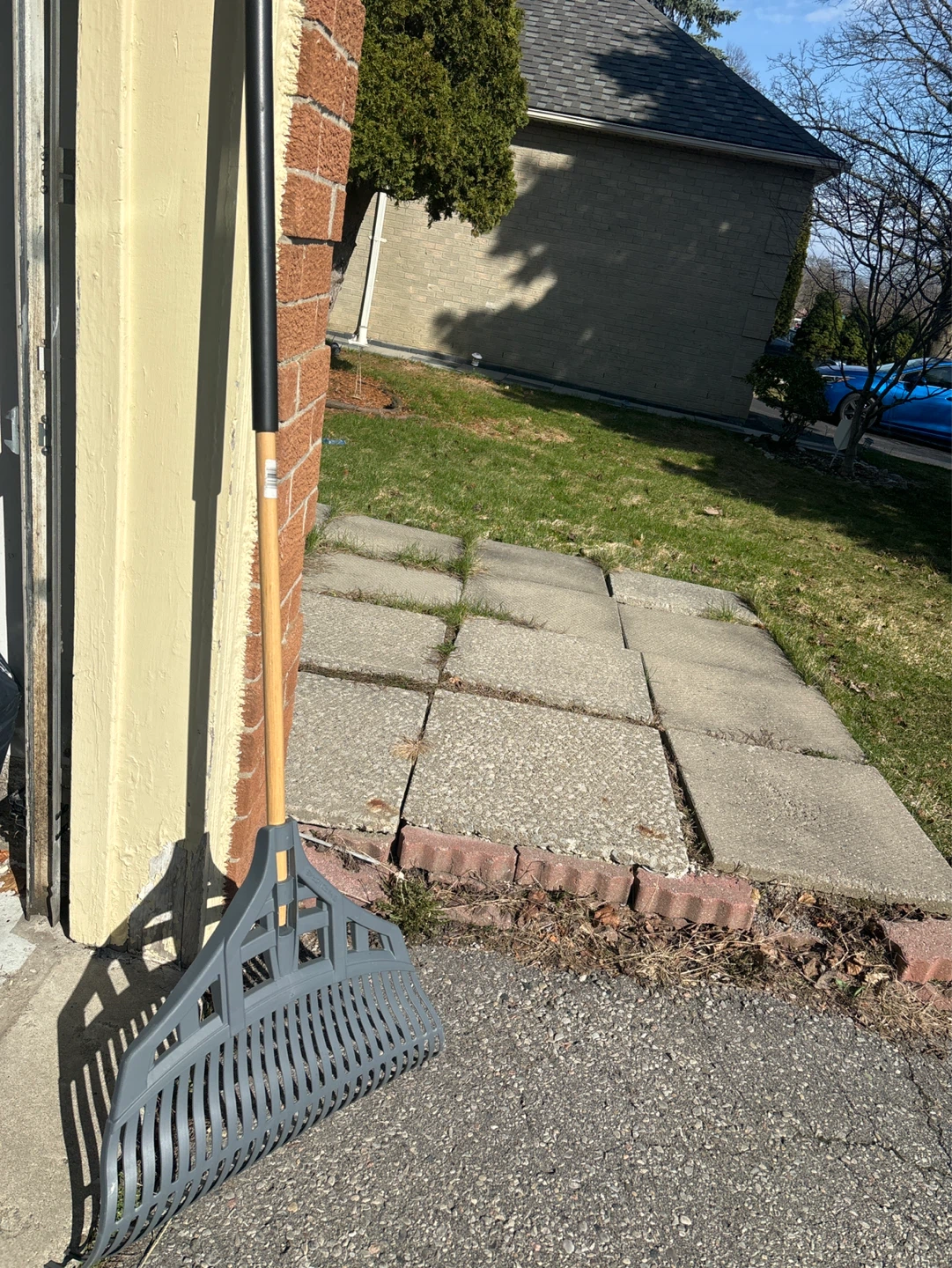 Grey Leaf Rake with Wood Handle - photo 2