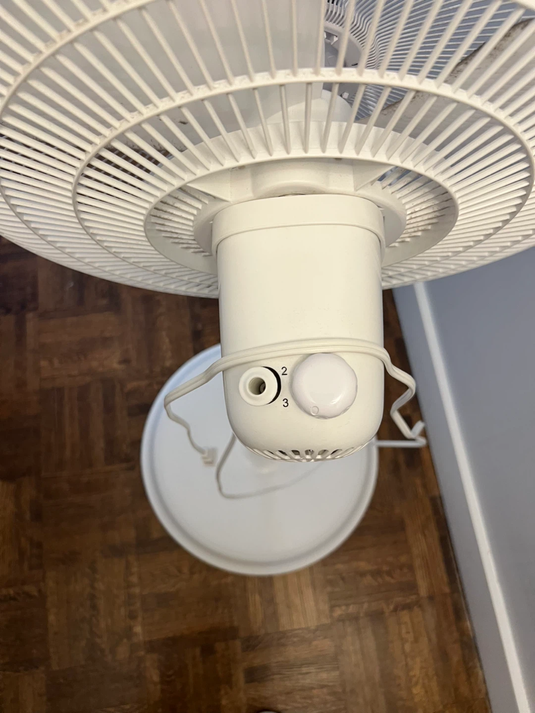 White oscillating stand fan - photo 2