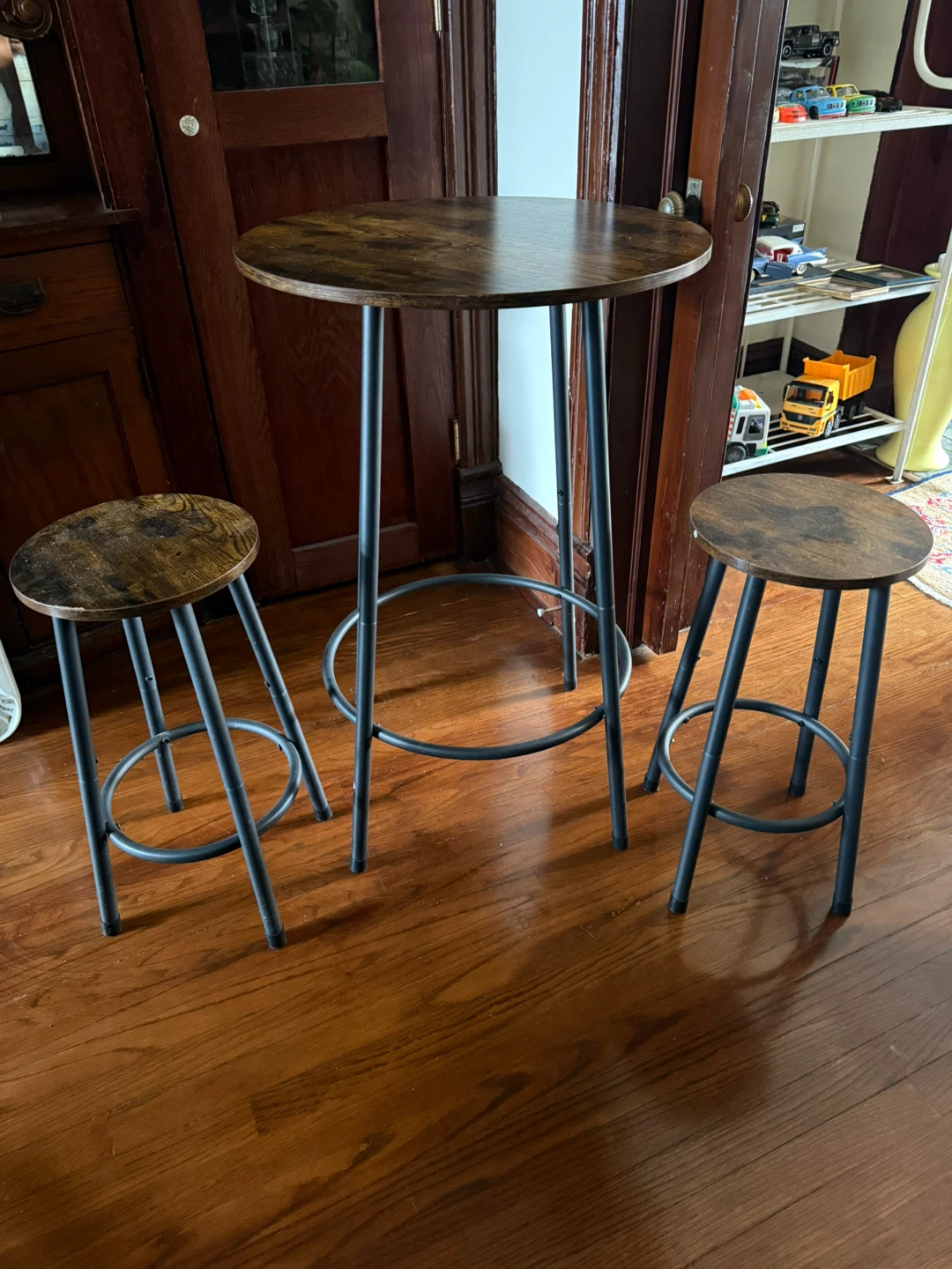 Round Bar Table with 2 Stools