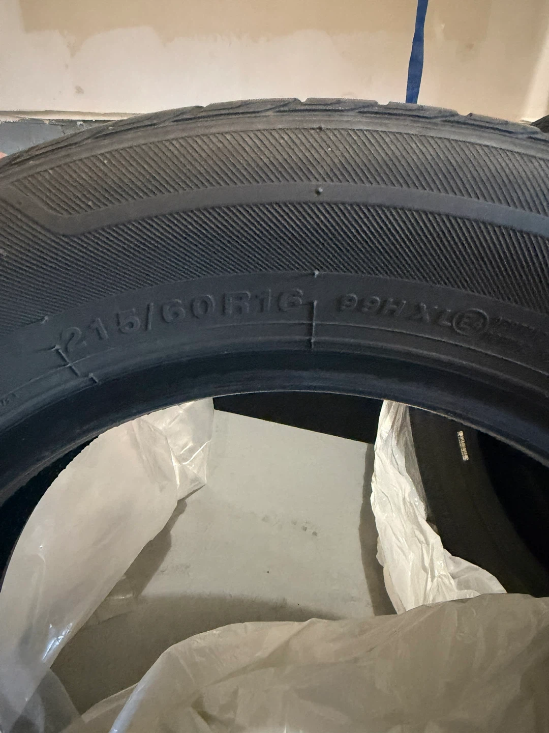 Set of 4 Tires - 215/60R16 99H XL