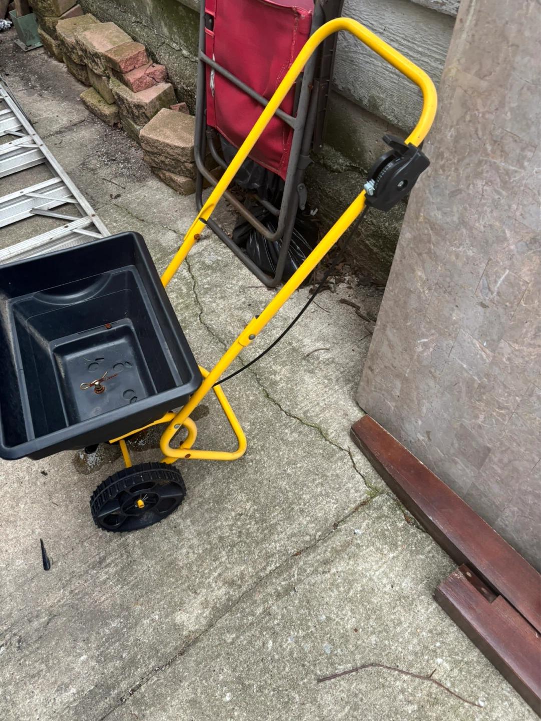 Yellow Garden Spreader with Black Tub - photo 2