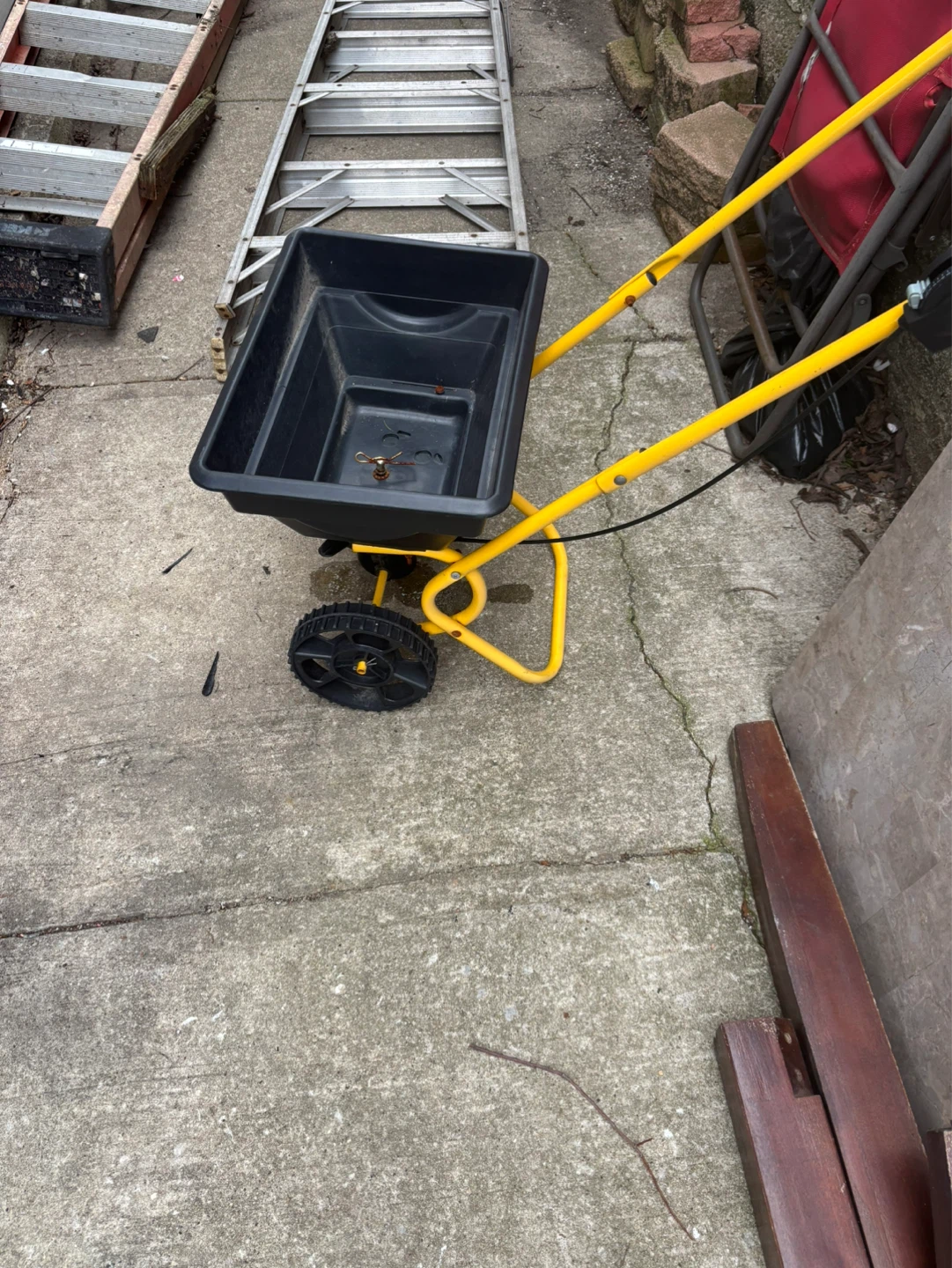 Yellow Garden Spreader with Black Tub - photo 3
