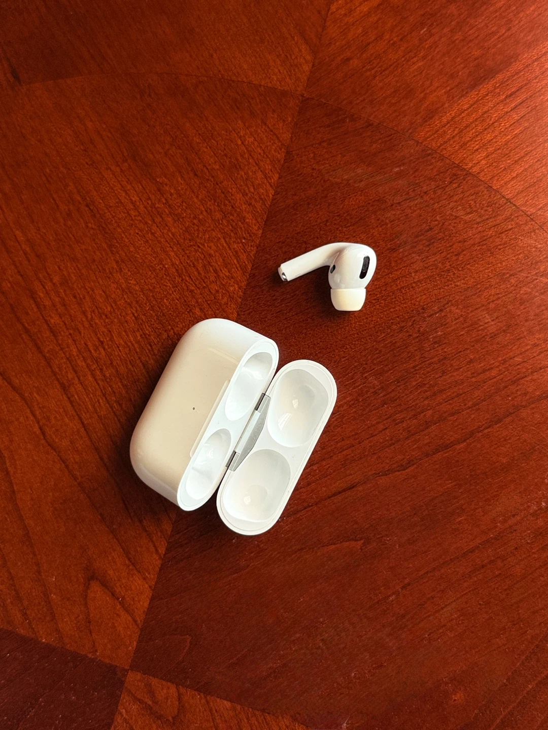 Apple AirPods Pro Charging Case 1st Gen - photo 2