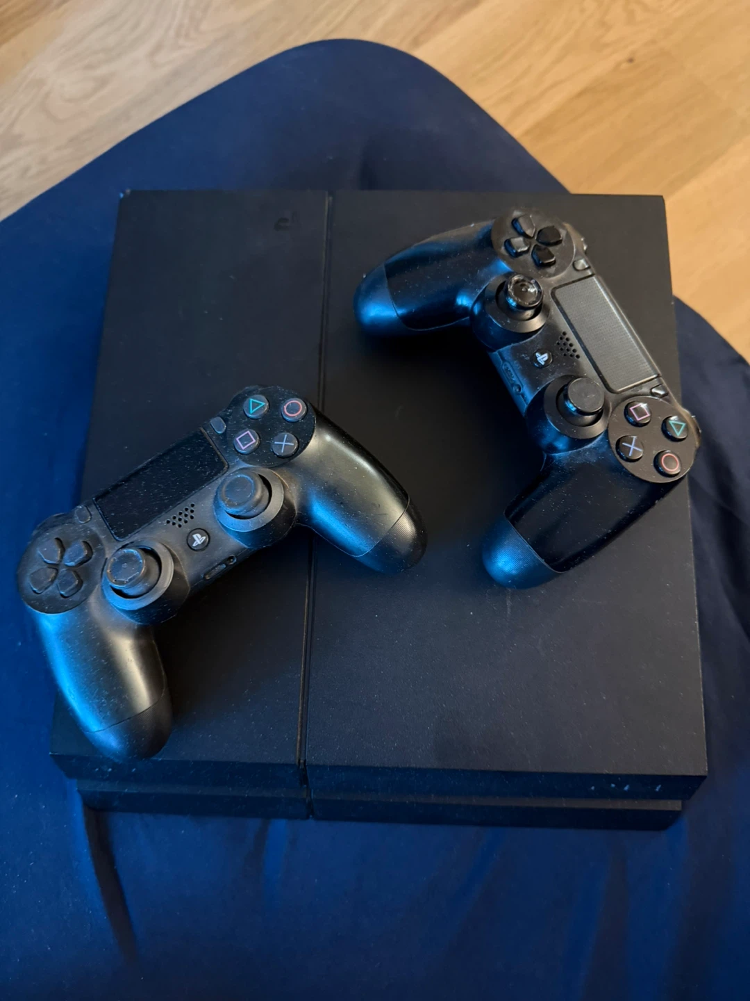 Sony PlayStation 4 PS4 Console with 2 Controllers - photo 3