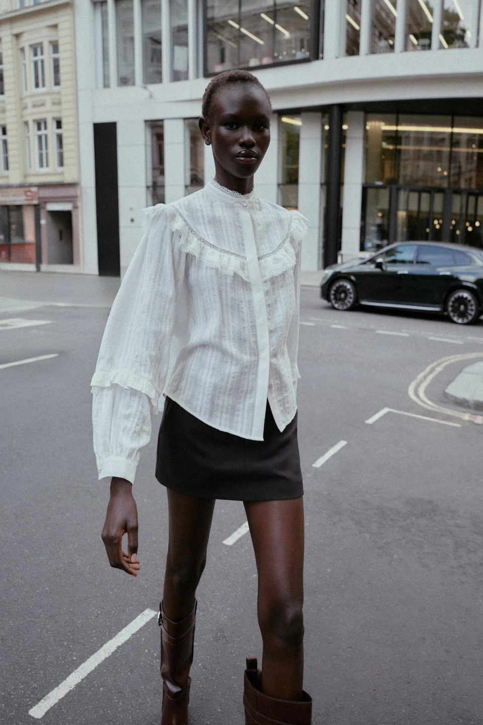 Beautiful white blouse with delicate ruffles Size XS